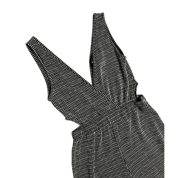 Caution to the Wind Black Cream Sleeveless Jumpsuit V-Neck Size Small Cutout - Picture 2 of 12